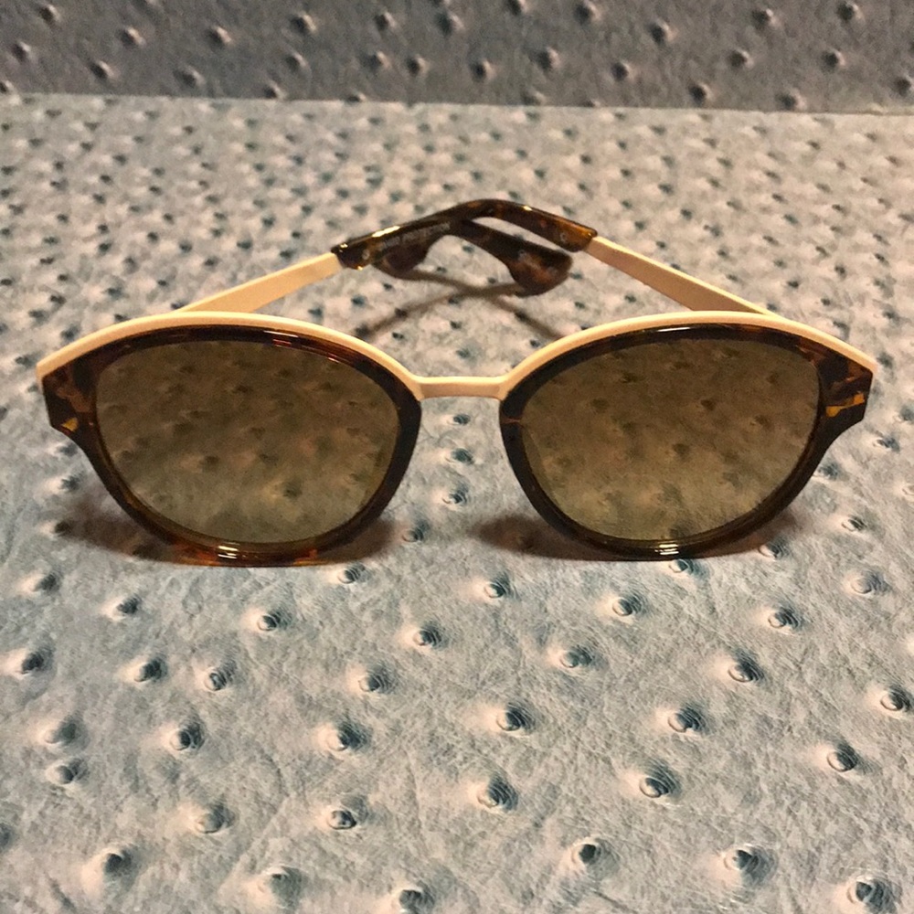 Tortoiseshell with Pink Accents Round Sunglasses
